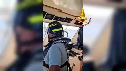 Palau, the horrifying images of the catamaran destroyed by fire