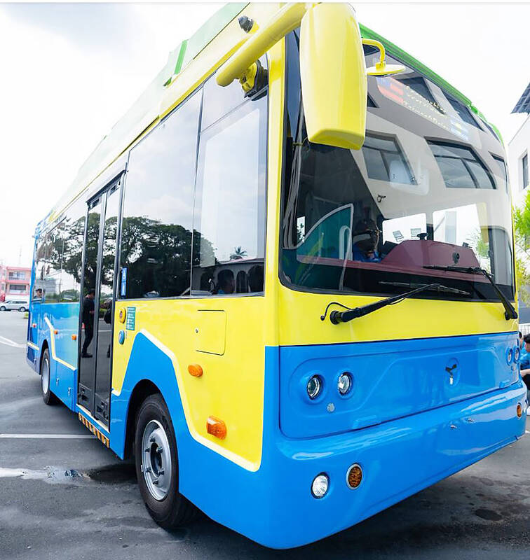 Foreign minister presents e-buses while in Palau